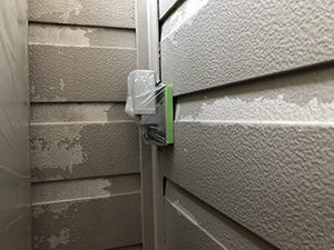 上塗りが剥がれたモルタル壁